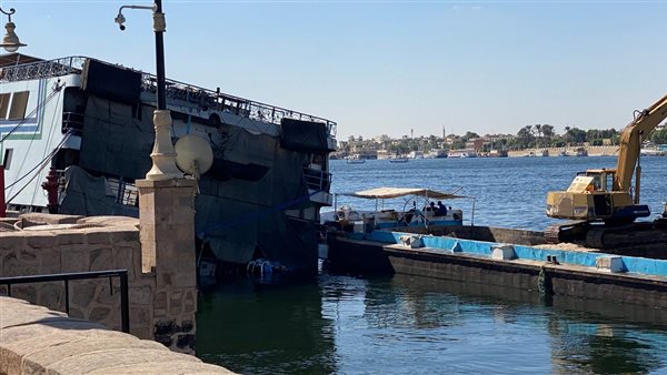 ميل أحد الفنادق العائمةً