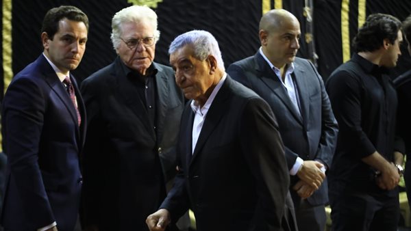 زاهي حواس يقدم واجب