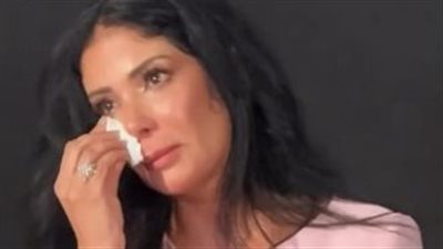 منى زكي باكيةً: أقسى لحظات حياتي لما بقعد في البيت من غير شغل.. وجوزي وأولادي أنقذوني من الضياع