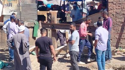 إزالة العوائق والإشغالات وغلق المنافذ العشوائية داخل محطة الشيخ هارون بأسوان