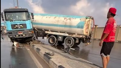 حادث تصادم سيارة تريلا بالرصيف على طريق مطار القاهرة الدولي| صور