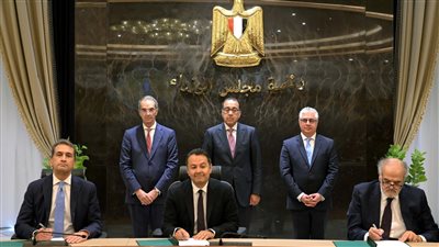 باستثمارات 450 مليون دولار.. الحكومة توقع عقد انتفاع بأرض لإنشاء مركز كيميت في اقتصادية السويس