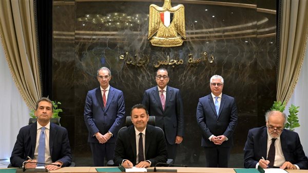 جانب من توقيع العقد