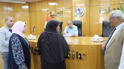 محافظ المنيا يلتقي بعدد من الحالات الإنسانية ويقرر صرف مساعدات مالية وعينية دعمًا لهم