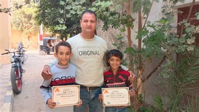 نعم التربية.. تلميذان يعثران على 20 ألف جنيه خلال العودة من المدرسة ويعيدانها لصاحبها بسوهاج