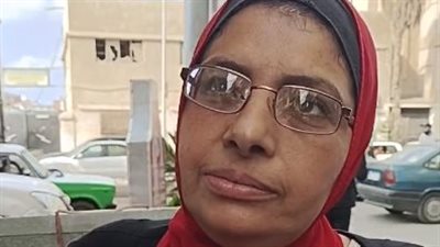 أشهر بائعة جرائد على دراجة بالبحيرة: بقالي 19 سنة بلف في الشوارع عشان أربي عيالي | بث مباشر