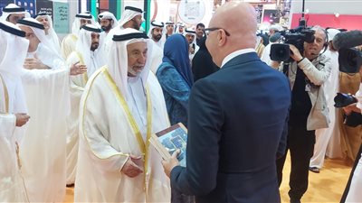 حاكم الشارقة يتفقد جناح الهيئة المصرية العامة للكتاب في معرض الشارقة الدولي للكتاب