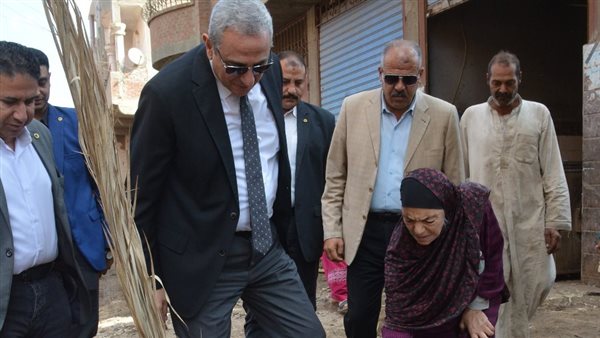 سيدة تستوقف موكب