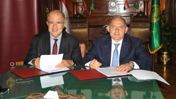 جانب من التوقيع