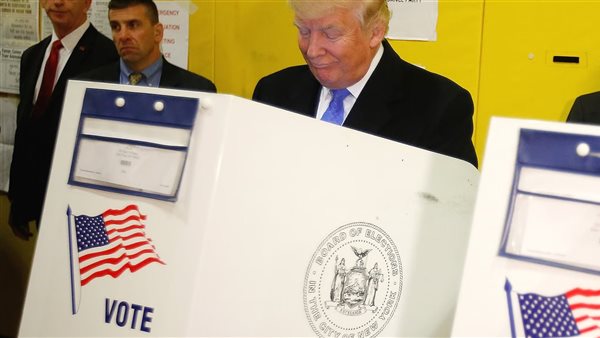 ترامب يدلي بصوته