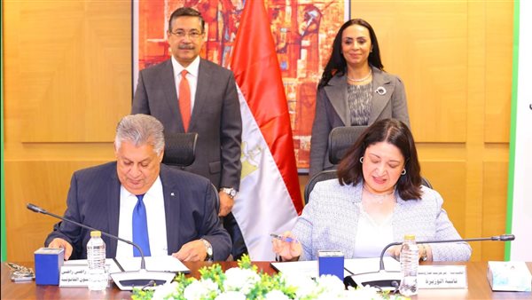 جانب من التوقيع