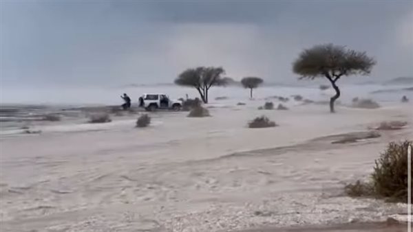 حبات البرد في صحراء