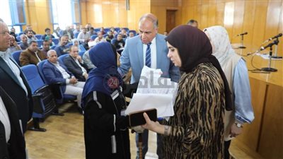 محافظ المنيا يستجيب لعدد من الشكاوى ويفحص 50 طلبا.. ويؤكد حرصه على التفاعل المباشر مع الأهالي