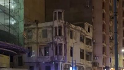 يهدد حياة المارة.. عقار آيل للسقوط بمنطقة ستانلي في الإسكندرية|بث مباشر 