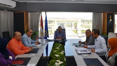 محافظ أسوان يستعرض الرؤية الكاملة لإنشاء موقف سيارات السيرفيس بدراو