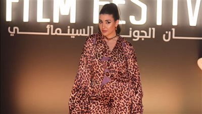 انتي لابسة ستارة ولا إيه؟.. جيهان خليل: إطلالتي مش جريئة بمهرجان الجونة.. وبتجيلي رسائل غريبة من المعجبين