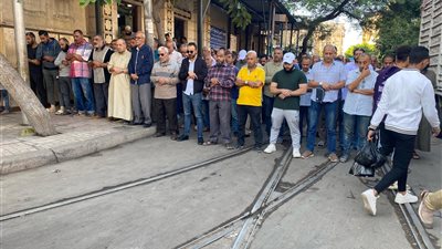 المئات يؤدون صلاة الجنازة على ضحية انهيار شرفة عقار الإبراهيمية في الإسكندرية| صور