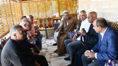 على مقهى شعبي.. محافظ أسوان يلتقي أهالي قرية فارس ويستجيب لمطالبهم