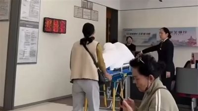 لدفع تكاليف علاجه.. نقل رجل إلى البنك على سرير المستشفى للتأكد من هويته