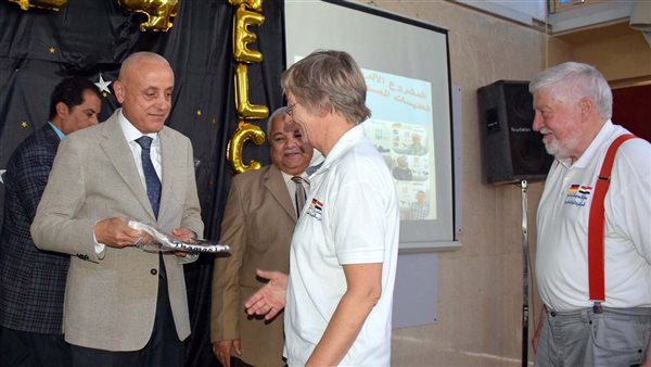 محافظ الأقصر يكرم