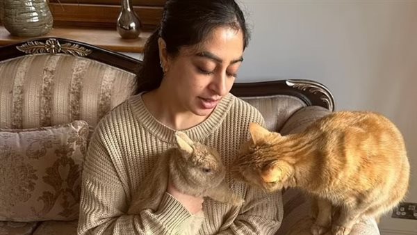 امرأة مع حيواناتها