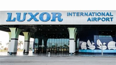 ضبط سائح أمريكي بمطار الأقصر بحوزته قطعة جيرية يشتبه في أثريتها| بث مباشر