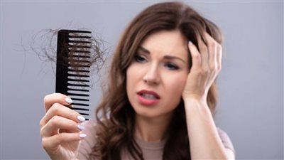 مشكلة تساقط الشعر.. هل غسل الشعر يوميًا السبب أم أن الأمر طبيعي؟