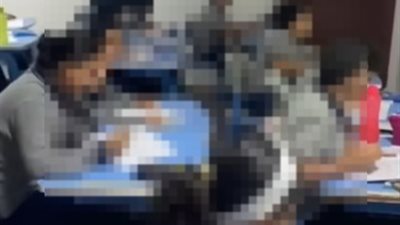 بترديد أغاني شعبي.. فيديو مثير للجدل لمعلمة مع الطلاب داخل الفصل