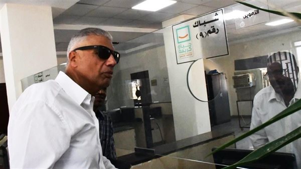 محافظ أسوان خلال