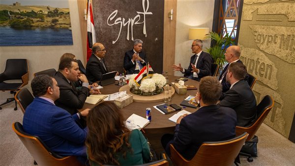 وزير السياحة مع مسؤولي