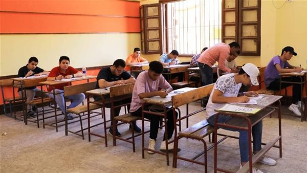 طلاب يمتحنون - أرشيفية