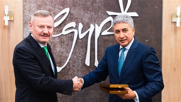 وزير السياحة مع نظيره