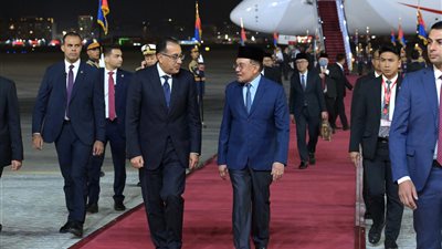 رئيس الوزراء يستقبل نظيره الماليزي بمطار القاهرة الدولي