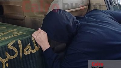 حاضنة النعش.. الوداع الأخير بين مفيدة شيحة ووالدتها قبل دفنها