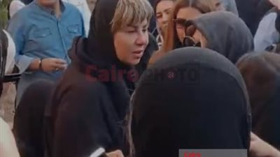 حزن وصدمة.. مفيدة شيحة تتلقى العزاء في والدتها بالمقابر وسط حضور نجوم الفن