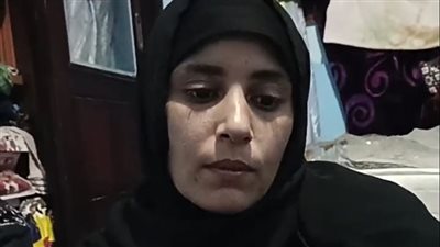 رماه في المصرف.. انهيار والدة طالب بعد قتله لسرقة التروسيكل: كان بيشتغل ويدرس عشان يساعدنا | بث مباشر