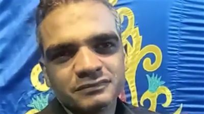 انهيار أحد أفراد أسرة الفنان حمدي الرملي خلال تلقي واجب العزاء: كان هو اللي مربيني|بث مباشر