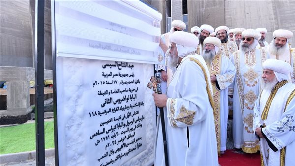 قداسة البابا يصلي