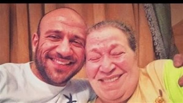 أحمد مكي ووالدته