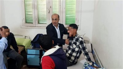 وكيل صحة الوادي الجديد يطمئن على الطلاب المصابين بحادث ميكروباص| صور
