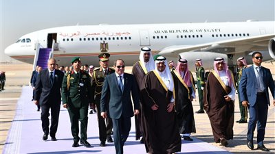 متحدث الرئاسة ينشر صورا لـ السيسي خلال وصوله إلى الرياض للمشاركة في القمة العربية الإسلامية
