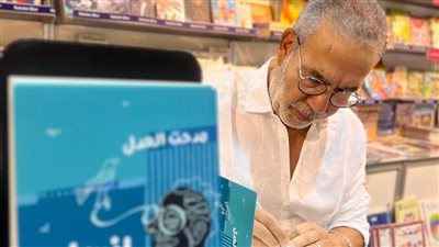 مدحت العدل يطلق إنسان عادي من معرض الشارقة للكتاب