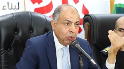 محافظ المنيا يناقش ملفات التصالح والتقنين وبناء مستشفى عام جديد وإنشاء مدارس 