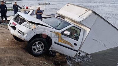 الحماية المدنية تستخرج سيارة ربع نقل بعد سقوطها من أعلى معدية بالجيزة| صور