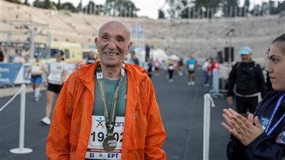 عمره 88 عاما..عداء يوناني يشارك في ماراثون يبلغ طوله 42 كيلو مترا