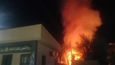 بحشائش جافة ومخلفات.. اندلاع حريق هائل بجوار مكتب تموين الطود جنوب الأقصر والحماية المدنية تسيطر| صور