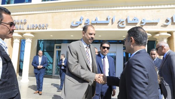 محافظ سوهاج بمطار