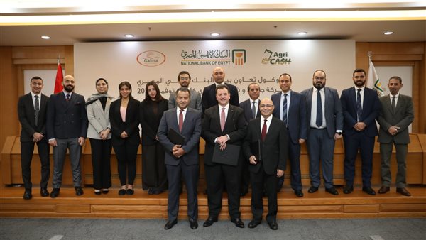 جانب من التوقيع 