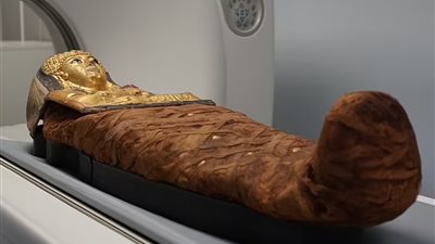 بدون فتحات ظاهرة بالتابوت.. العلماء يكشفون لغز تحنيط مومياء مصرية عمرها 3000 عام 