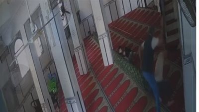 شخص يعتدي على مُصلٍ في مسجد بالسنبلاوين| وشقيقه: بيأذيه من 12 سنة.. والأوقاف تحقق| فيديو